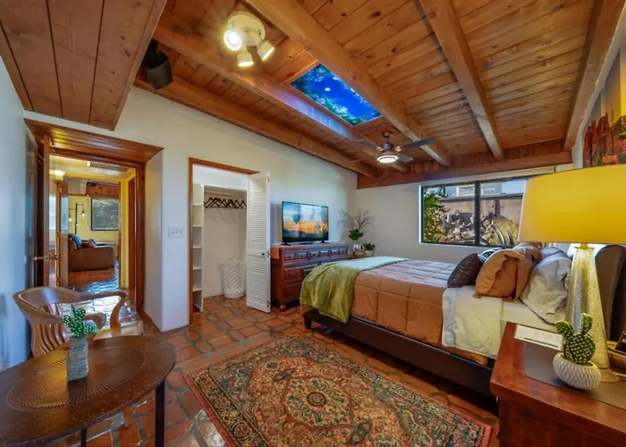 Unique Property, 2 Bedroom 1 Ba, Patio, Kitchenette